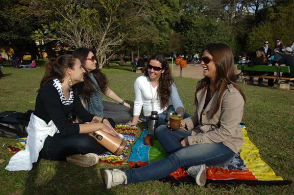 Amigos tomando chimarrão